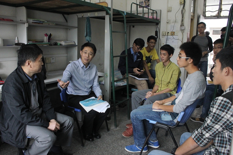 成书记宿舍看望学生