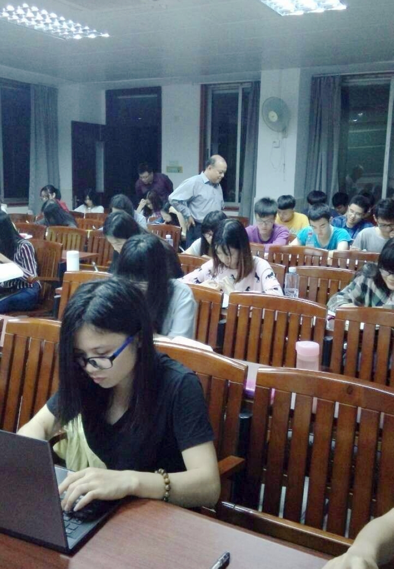 吕书记检查教学工作